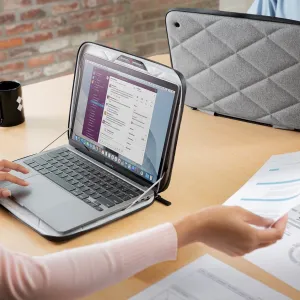 Twelve South SuitCase grått quiltat hårdskalsfodral för MacBook Pro/Air 13, öppet på ett skrivbord