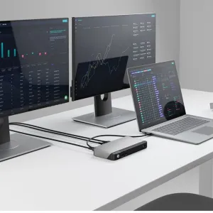 Station d’accueil USB-C ALOGIC PRIME MX2 connectée à un ordinateur portable et à plusieurs moniteurs sur un bureau moderne