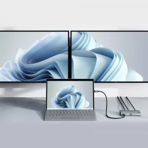 ALOGIC Thunderbolt 4 BLAZE Compact Hub conectado a un portátil con varios monitores