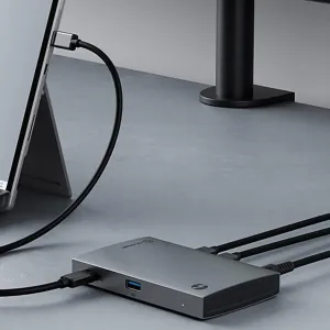 ALOGIC Thunderbolt 4 BLAZE hub compacto en gris espacial con cables conectados y puerto USB visible
