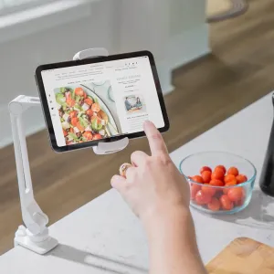 Twelve South HoverBar Duo Snap vitt surfplatteställ som håller en iPad för handsfreevisning av recept i köket