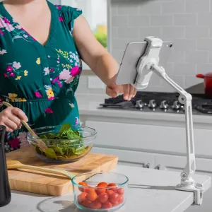 Twelve South HoverBar Duo Snap surfplattestativ fastklämt på en köksbänk med en iPad för att följa recept utan att använda händerna