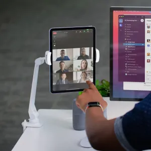 Twelve South HoverBar Duo Snap flexibelt iPad-stativ som håller en surfplatta för handsfree-videosamtal på ett skrivbord
