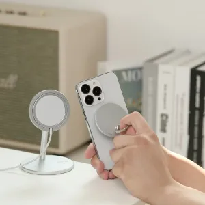 Agarre magnético para teléfono iRing Mag plateado, sujeto a un smartphone junto a un soporte de escritorio a juego