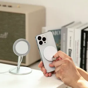 iRing Mag agarre magnético blanco acoplado a un smartphone, mostrado con un soporte de sobremesa a juego