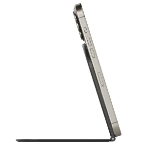 Twelve South Curve Nano hopfällbart magnetiskt telefonställ som håller en smartphone i en vinkel på ett skrivbord