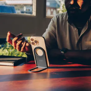 Twelve South Curve Nano hopfällbart magnetiskt telefonställ som håller en smartphone upprätt på ett träskrivbord