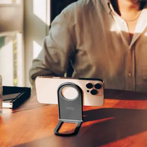 Twelve South Curve Nano hopfällbart magnetiskt telefonstativ som håller en smartphone i liggande läge på ett skrivbord