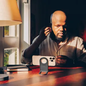 Twelve South Curve Nano hopfällbart magnetiskt telefonstativ som håller en smartphone i liggande läge på ett skrivbord