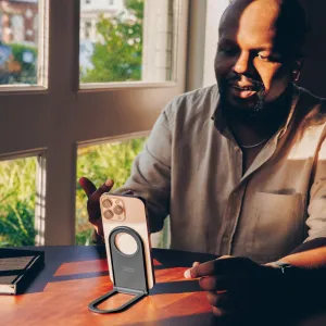Twelve South Curve Nano hopfällbart magnetiskt telefonställ som håller en smarttelefon upprätt på ett träbord