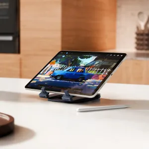 Twelve South Curve Mini surfplatteställ som håller en iPad i liggande läge med en pekpenna på skrivbordet