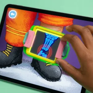 PlayShifu Shifu Tacto: Doctor-Zubehör auf einem Tablet mit einem Röntgen-Fußspiel in einem bunten Kunststoffrahmen