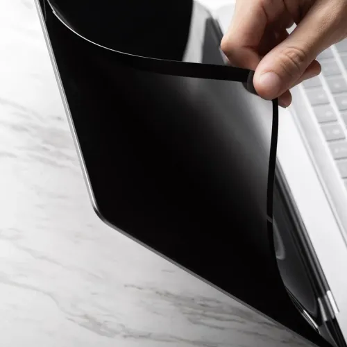Protector de pantalla de privacidad Moshi Umbra para MacBook Pro de 14 pulgadas alineado sobre la pantalla de un portátil