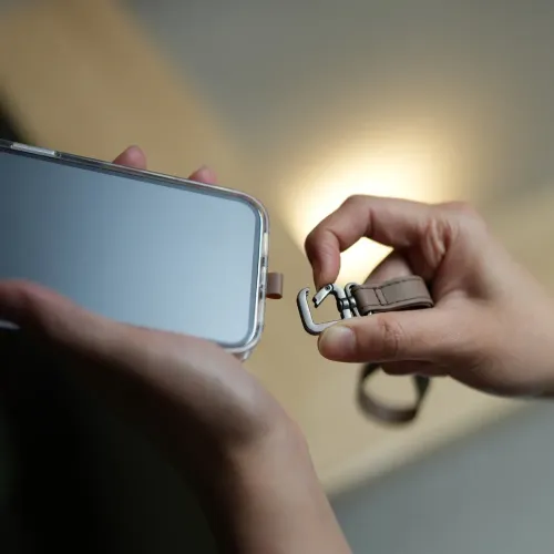 Correa 2 en 1 para muñeca y cuerpo de Moshi, sujeta a una funda transparente para iPhone con gancho de liberación rápida