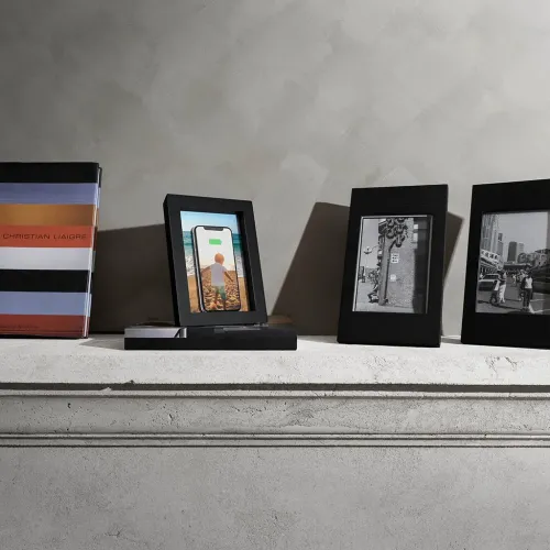 Twelve South PowerPic Frame svart trådlös Qi-laddare utformad som en fotoram med en telefon som visas