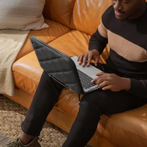 Twelve South SuitCase -tikattu suojakotelo MacBook Pro 16:lle avoinna, kun kannettavaa tietokonetta käytetään sohvalla