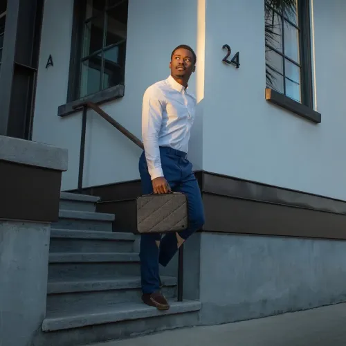 Twelve South SuitCase til 16-tommers MacBook Pro, grått vattert etui til bærbar PC med håndtak, holdt på utendørs trappetrinn