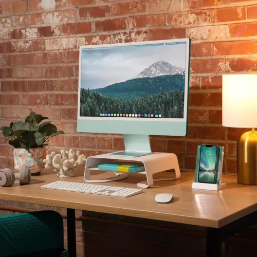 Soporte para monitor Twelve South Curve Riser blanco con balda, que eleva una pantalla al estilo iMac sobre un escritorio
