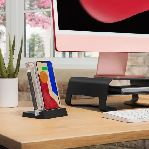 Support de recharge sans fil Twelve South PowerPic Mod avec cadre transparent et un smartphone sur un bureau