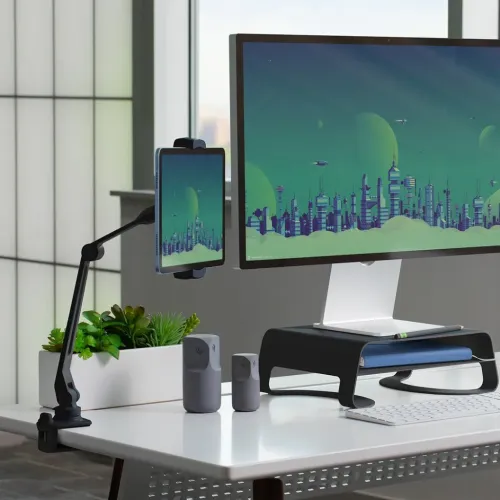 Twelve South HoverBar Duo Snap, joustava iPad-teline pöytään kiinnitettynä, pitelemässä tablettia näytön vieressä