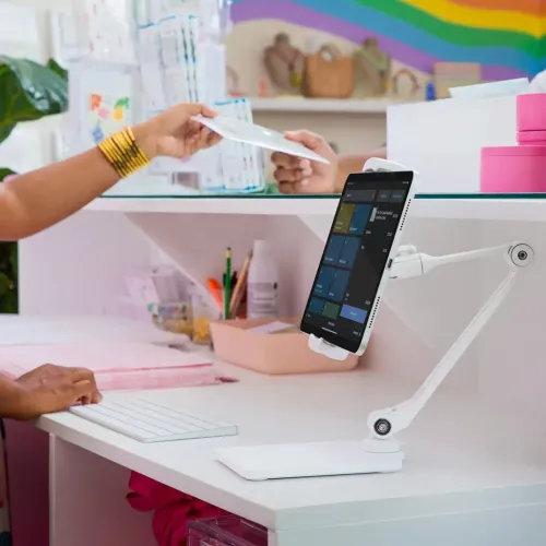 Twelve South HoverBar Duo Snap hvid tabletstander, der holder en iPad i en håndfri skrivebordsopsætning