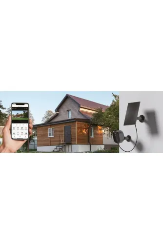 Kit de cámara inalámbrica inteligente para exterior WOOX con panel solar, mostrado montado junto a una casa y en la pantalla de un smartphone.