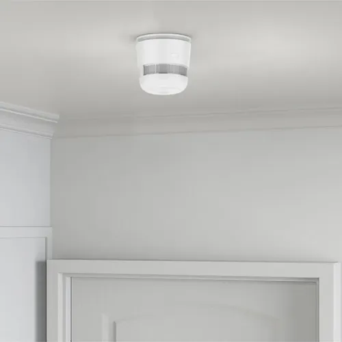 WOOX Zigbee-älykäs palovaroitin asennettuna kodin sisäkattoon, valkoinen pyöreä muotoilu