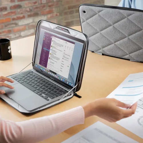 Twelve South SuitCase grått quiltat hårdskalsfodral för MacBook Pro/Air 13, öppet på ett skrivbord