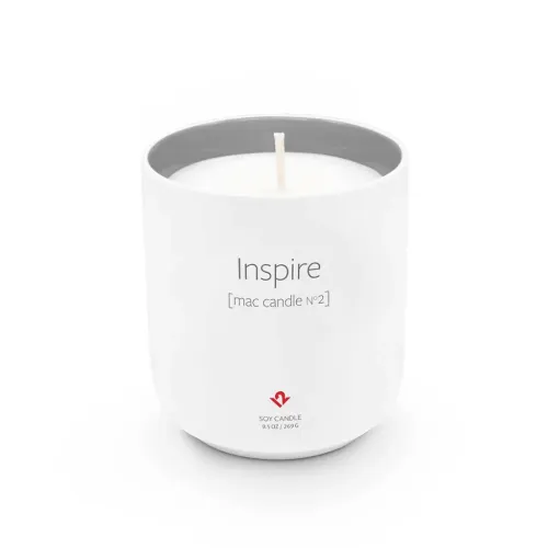 Twelve South Inspire Mac Candle No. 2 i ett vitt, Apple-inspirerat keramikkärl, ett stilrent doftljus för hemmet.