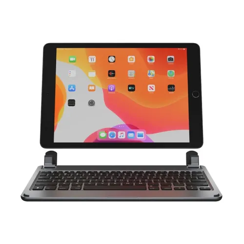 Funda teclado de aluminio Brydge para iPad de 10,2 con distribución nórdica, mostrada con el iPad colocado en horizontal