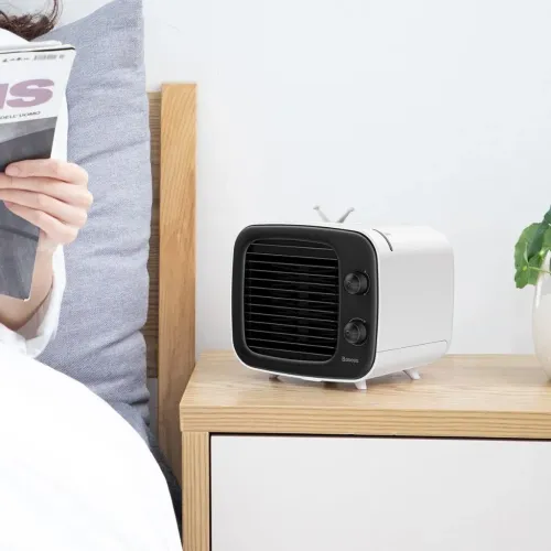 Rafraîchisseur d’air évaporatif portable Baseus avec grille avant et boutons, posé sur une table de chevet dans une chambre