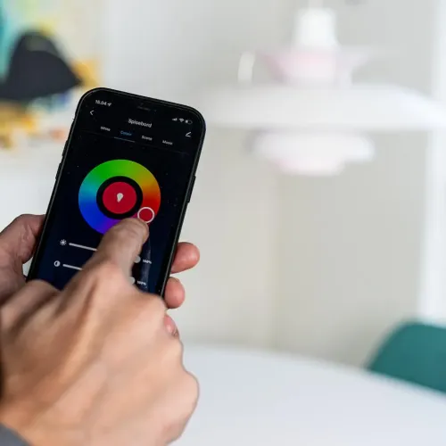 Lite Bulb Moments: App-Steuerung der intelligenten Glühbirne auf dem Smartphone mit Farbrad und Helligkeitseinstellungen