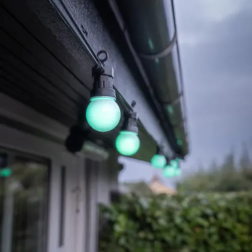 Lite Bulb Moments -älyvaloketju, jossa on vedenvihreinä hohtavat lamput ja joka on asennettu ulkokaton reunan alle