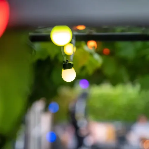 Lite Bulb Moments viedā gaismas virtene ar daudzkrāsu mirdzošām lodveida spuldzēm, iekārta āra vidē