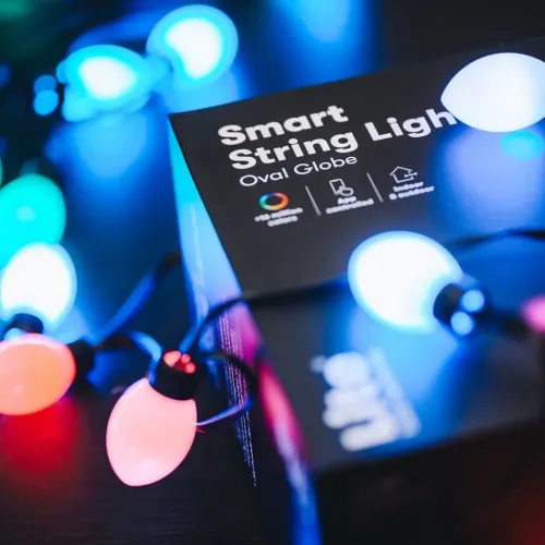 Lite Bulb Moments Smart Light Chain -valoketju pakkauksessa, värikkäästi hehkuvilla pallovaloilla sisä- ja ulkokäyttöön