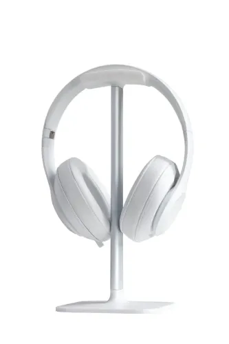 Soporte para auriculares Bluelounge Posto con unos auriculares circumaurales blancos sobre un fondo blanco limpio de estudio