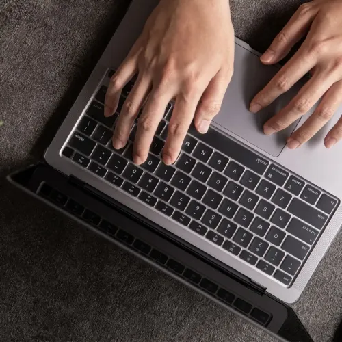 Funda transparente para teclado Moshi ClearGuard para MacBook Air de 13 pulgadas, mostrada colocándose sobre las teclas.