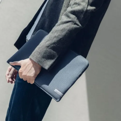 Housse pour ordinateur portable Moshi Pluma 13 pouces en bleu marine foncé, tenue en main pour protéger un MacBook en déplacement