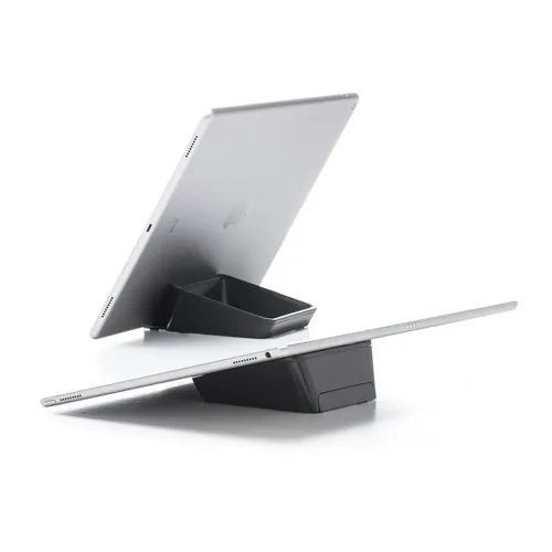 Bluelounge Casa soporte para tabletas con dos iPad en ángulo de lectura sobre un soporte negro