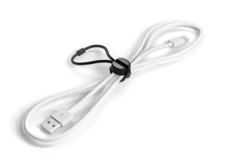 La brida elástica Bluelounge Pixi sujeta un cable de carga USB-A a Lightning blanco enrollado para guardarlo ordenadamente