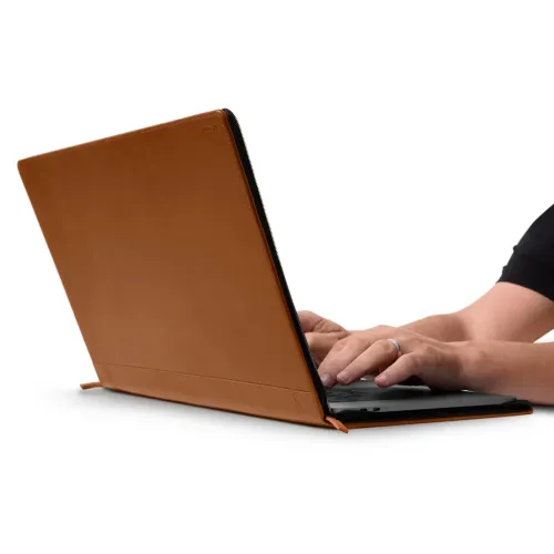 Twelve South Journal-läderfodral för 15-tums MacBook Pro, visas uppstött i öppet läge under skrivning