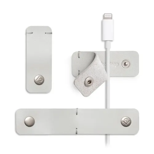 Twelve South CableSnap Stay kabelhållare i läder i duvgrått med tryckknappar och en vit Lightning-kabel