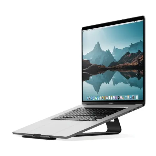 Twelve South parcSlope2-stativ som håller en MacBook Pro i en vinklad position för visning och skrivande