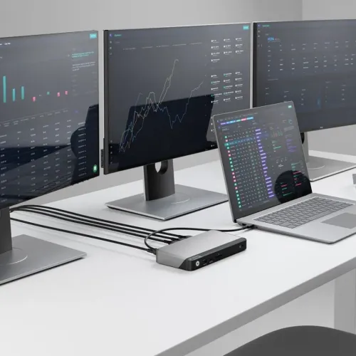 Base ALOGIC PRIME MX3 en una configuración de estación de trabajo triple 4K, conectada a un portátil y tres monitores