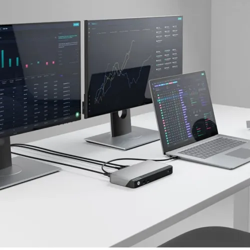 Station d’accueil USB-C ALOGIC PRIME MX2 connectée à un ordinateur portable et à plusieurs moniteurs sur un bureau moderne