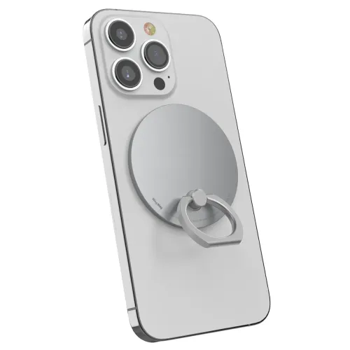 iRing Mag agarre y soporte magnéticos fijados a la parte trasera de un smartphone plateado con triple cámara