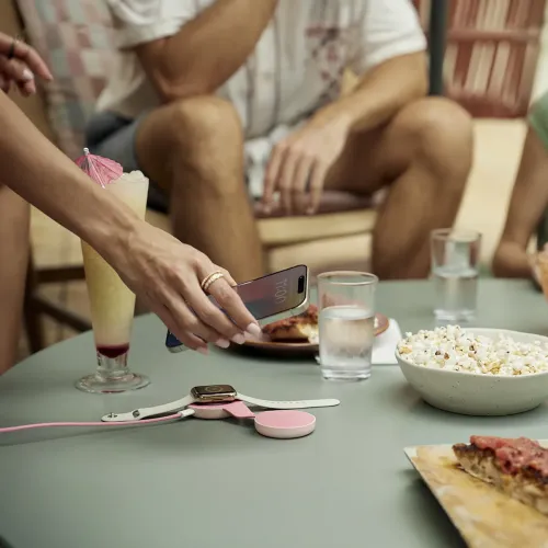 Twelve South butterFly SE roosa kokkupandav kaks ühes juhtmevaba laadija, mille peal on Apple Watch