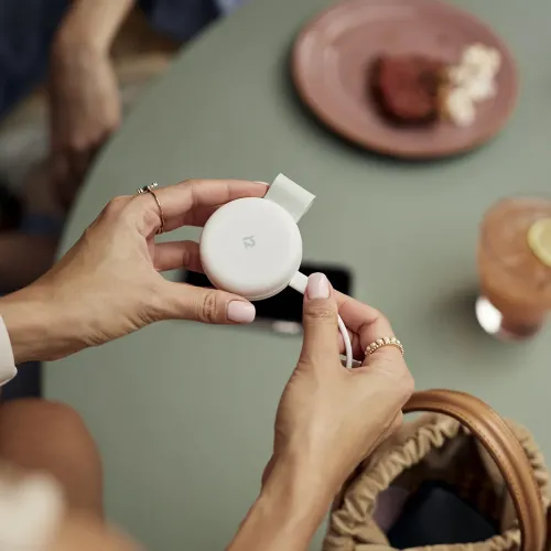 Twelve South ButterFly SE kompaktne kaks ühes Qi2 laadija Apple seadmetele, näidatud kokkupanduna valgena.