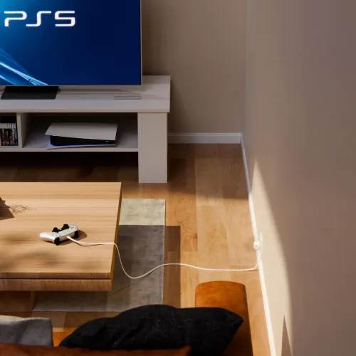 Twelve South PowerCord 3 m hvit USB-C-ladekabel koblet til en spillkontroller i et stueoppsett