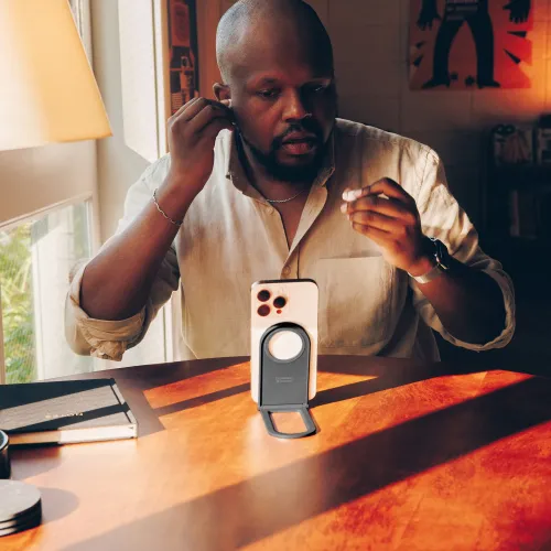 Twelve South Curve Nano hopfällbart magnetiskt telefonställ som håller en smartphone upprätt på ett skrivbord
